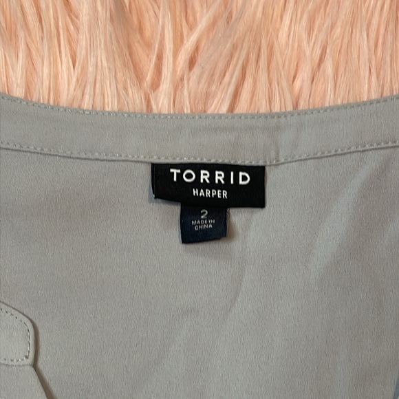 Torrid Harper Light Gray Roll Tab 3/4‎ Sleeve Plus Size 2 - Picture 6 of 8